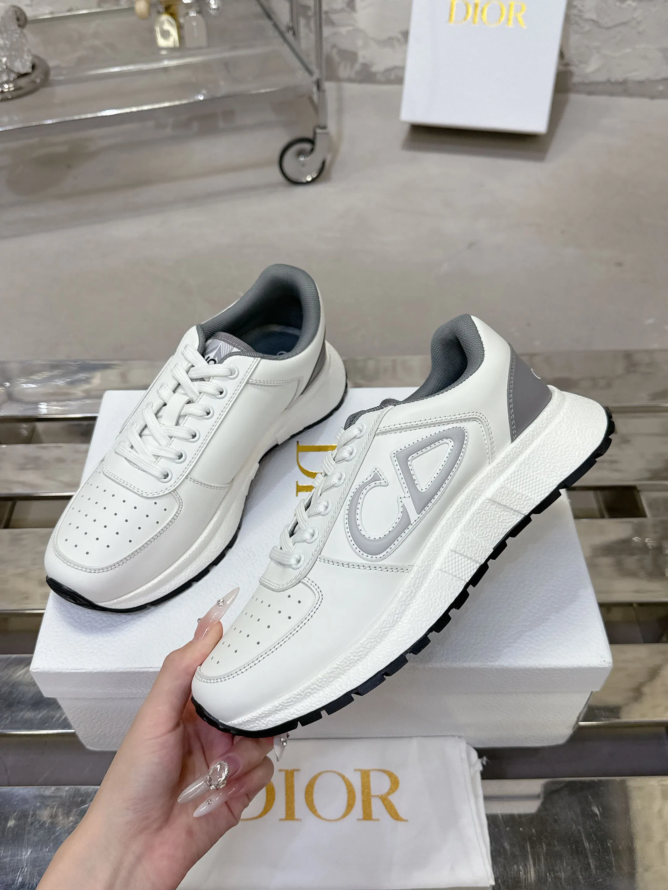 Factory price 680💰 Top version! ! ! Dior Dior's latest Run'n'Dior series, couple's thick-soled casual sneakers, originally purchased, developed and manufactured. This Run'n'Dior reinterprets sports style with an elegant and fashionable shape. The upper is crafted from white mesh fabric and features the Christian Dior Paris signature on the laces and heel. The exquisite two-color sole is light and soft, which can add a high-end temperament to all kinds of casual looks. Exquisite packaging at the delivery counter 🛍📦 ▪️Fabric: Original customized imported first-layer cowhide ▪️Inner lining: Imported original lining ▪️Sole: Original molded non-slip TPU material ▪️Size: Women's 35-41 / Men's 39-46 (Female 40 41 / Men's 38.45.46 customized)